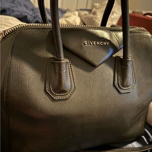 AUTHENTIC 🌻🌻🌻Very Stylish Sleek Givenchy Antigona Bag